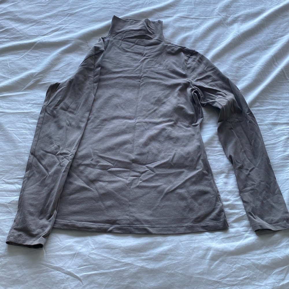 Theory long sleeve turtleneck shirt 94% Pima cotton